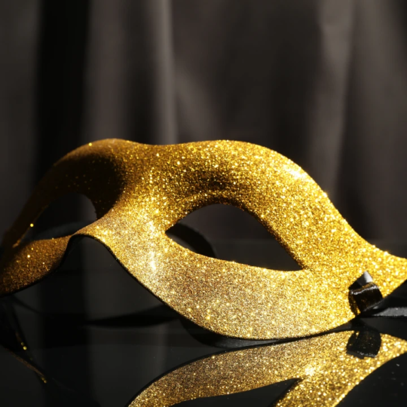 Masque doré pailleté, posé sur noir réfléchissant. Ruban noir, lumières scintillantes. Ambiance festive, mystérieuse et luxueuse carnaval.